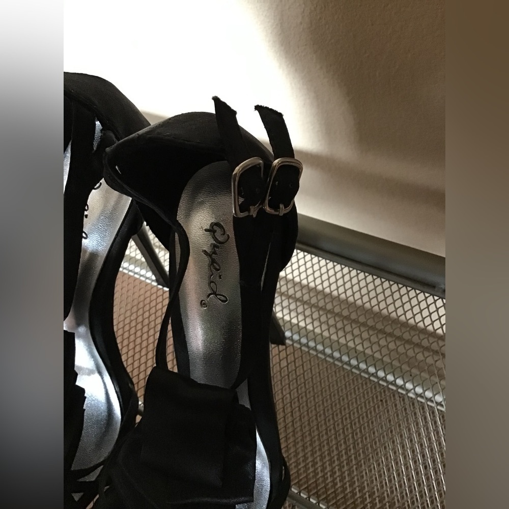 Qupid black stiletto heels with ruffles. Dressy satiny shoes. Size 7.5 - Picture 12 of 12